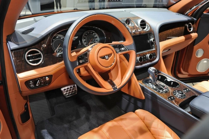 Первым владельцем Bentley Bentayga стала Королева Елизавета II