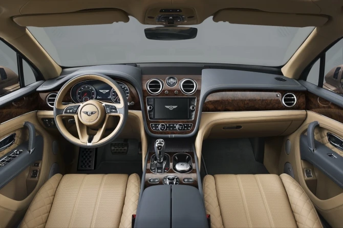 Первым владельцем Bentley Bentayga стала Королева Елизавета II