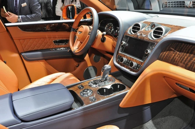 Первым владельцем Bentley Bentayga стала Королева Елизавета II