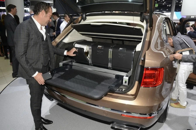 Первым владельцем Bentley Bentayga стала Королева Елизавета II