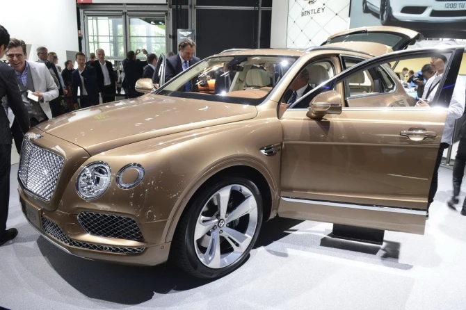 Первым владельцем Bentley Bentayga стала Королева Елизавета II