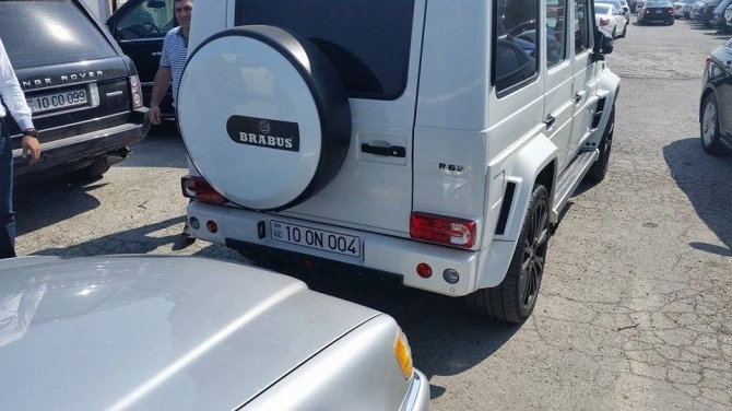 Очередная порция дорогих автомобилей оказалась на 