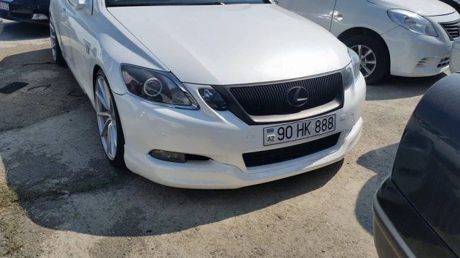 Очередная порция дорогих автомобилей оказалась на 