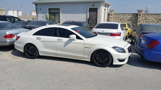 Очередная порция дорогих автомобилей оказалась на 