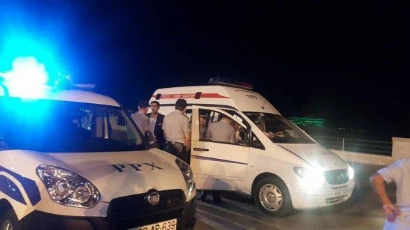 В Баку молодой парень бросился в Каспий