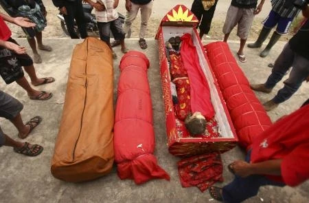 Bu ölkədə ölülərə kostyum geyindirib küçədə gəzdirirlər (FOTO)