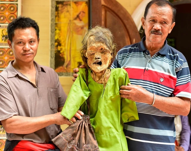Bu ölkədə ölülərə kostyum geyindirib küçədə gəzdirirlər (FOTO)
