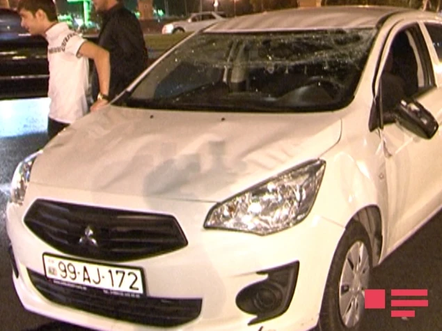 Баку столкнулись два легковых автомобиля, есть пострадавший
