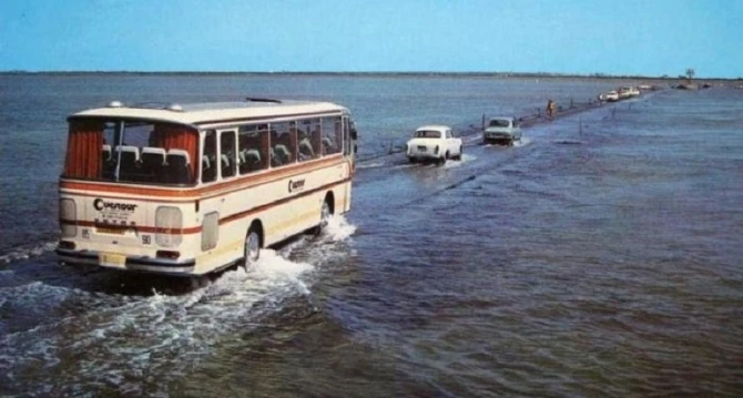 Эта дорога дважды в сутки уходит под воду (видео)