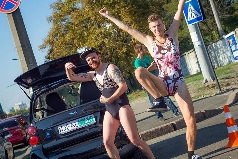 Pulsuz benzin üçün soyundular (FOTO, VİDEO)