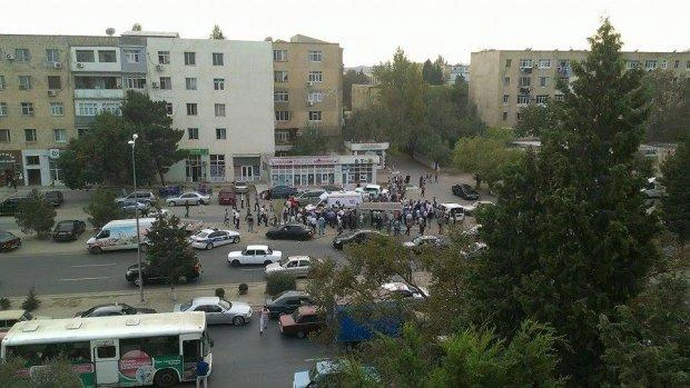 В Сумгайыте автомобиль из России протаранил автобусную остановку