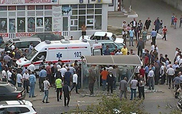 В Сумгайыте автомобиль из России протаранил автобусную остановку