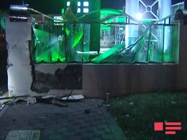 В Баку автомобиль врезался в заправку, один погибший