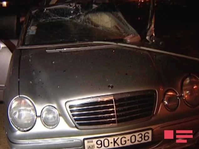В Баку автомобиль врезался в заправку, один погибший