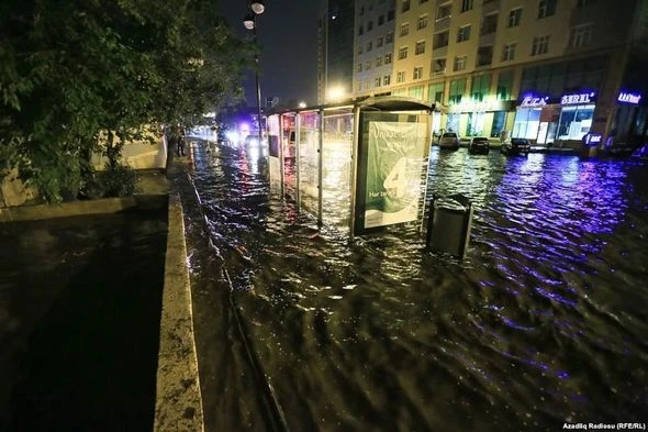 Последствия сильного ливня в Баку