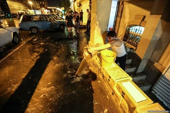 Последствия сильного ливня в Баку