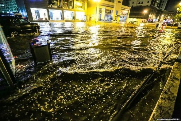 Последствия сильного ливня в Баку