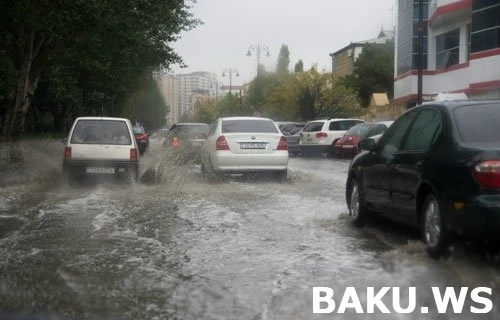 Последствия сильного ливня в Баку