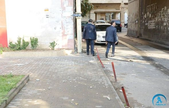 В Баку на голову девушки упал облицовочный камень