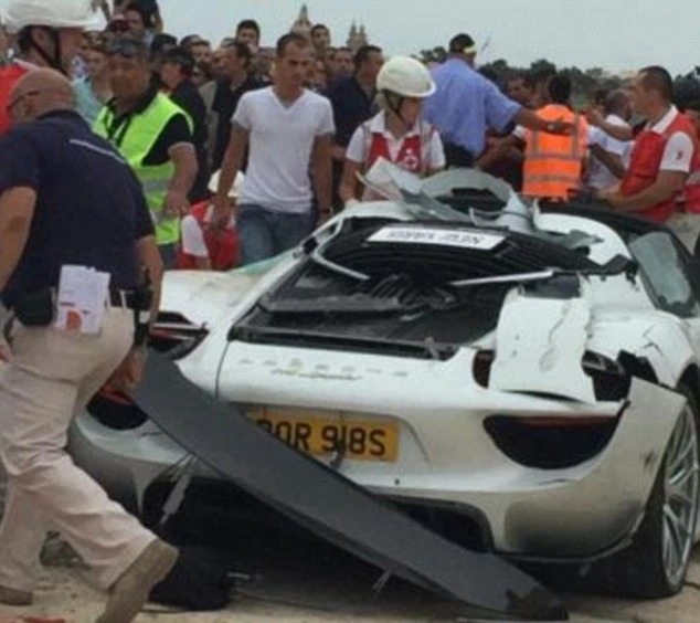 Трагедия на Мальте  - Porsche врезался в толпу зрителей (видео)