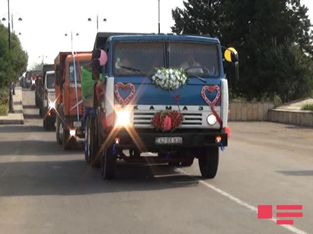 Необычный свадебный кортеж в Азербайджане (видео)