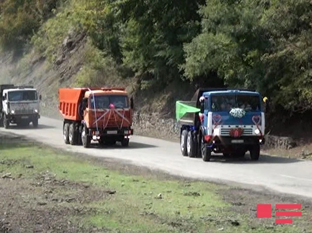 Необычный свадебный кортеж в Азербайджане (видео)