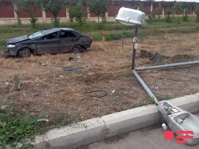 В Гяндже перевернулся автомобиль (видео)