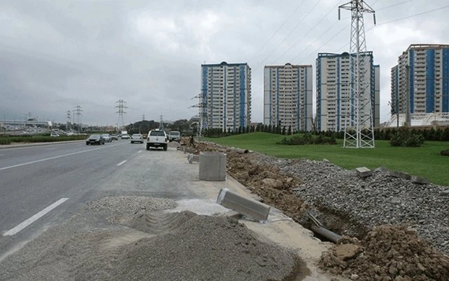 В Баку вдоль дорог прокладывают систему канализационных каналов и колодцев
