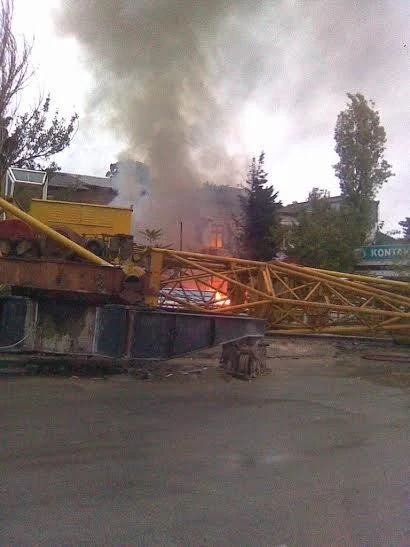 В Баку полностью сгорел автомобиль