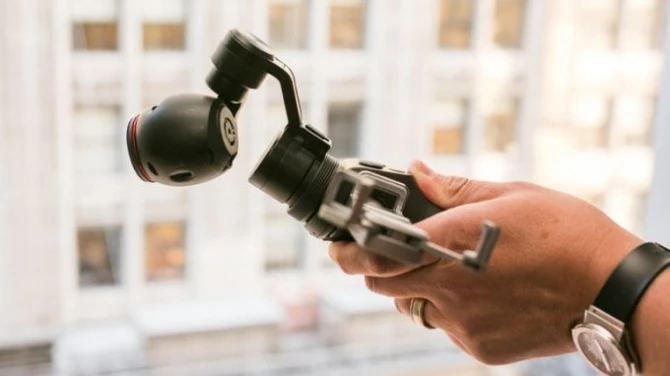 DJI Osmo — компактная 4К-камера с ручным стабилизатором (видео)