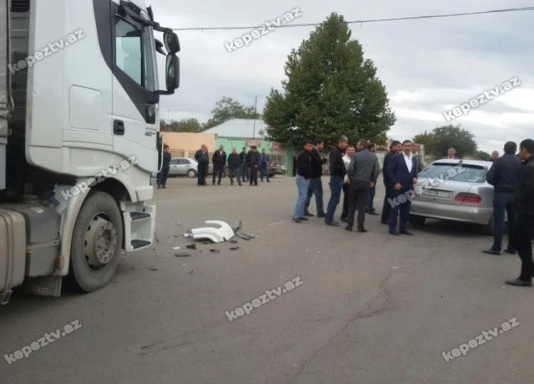 В Азербайджане грузовик столкнулся с иномаркой