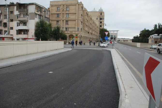 На улице Гасана Алиева завершено строительство автомобильного разворота