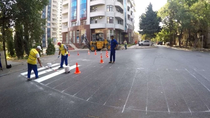 На улицах и проспектах Баку обновили пешеходную разметку