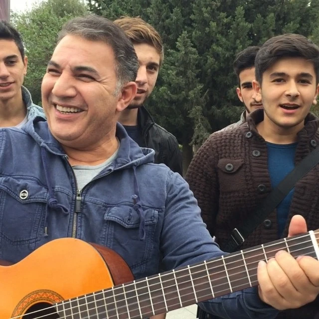 Заслуженный артист исполнил песню в парке со студентами (видео)