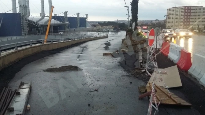 Последствия оползня на Бакинском автовокзале не устраняются