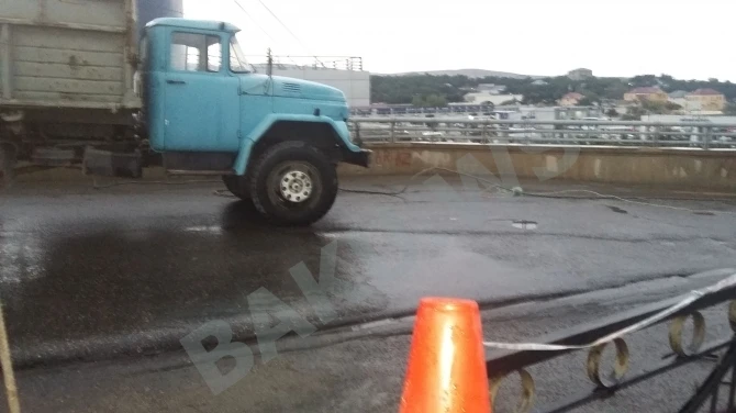 Последствия оползня на Бакинском автовокзале не устраняются