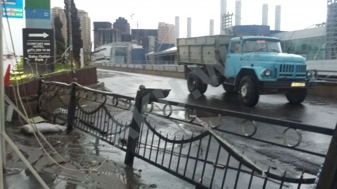 Последствия оползня на Бакинском автовокзале не устраняются