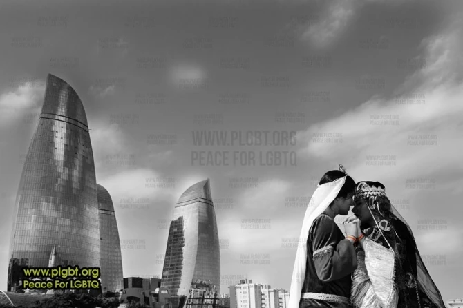 Azərbaycanlı lesbianlar Bakıda məscidin qarşısında öpüşdü (FOTO)