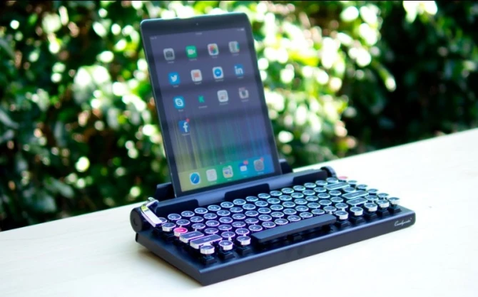 Qwerkywriter — беспроводная клавиатура в ретро-стиле