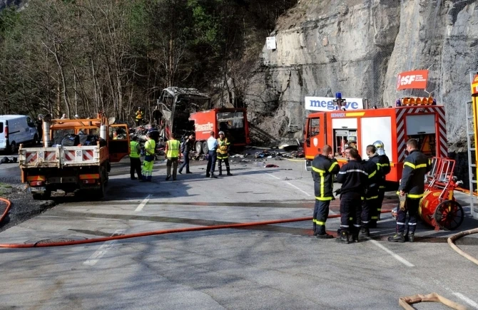 Fransada dəhşətli qəza: 49 ölü (FOTO)