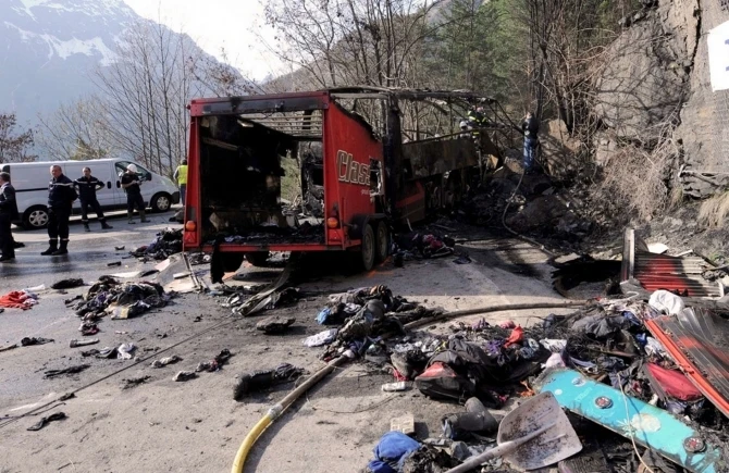 Fransada dəhşətli qəza: 49 ölü (FOTO)