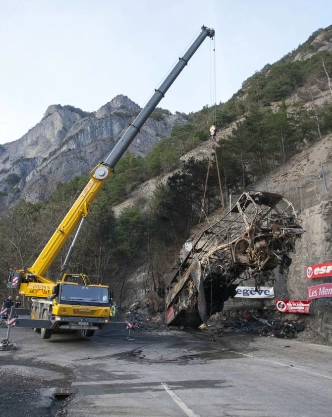 Fransada dəhşətli qəza: 49 ölü (FOTO)