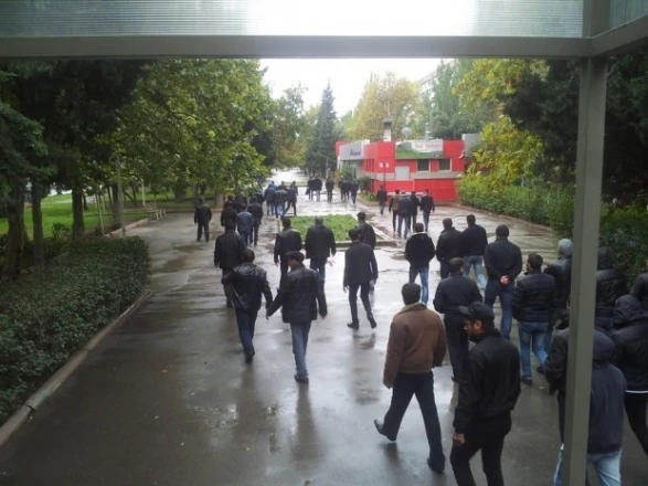 Сотни рабочих протестуют на улицах Баку