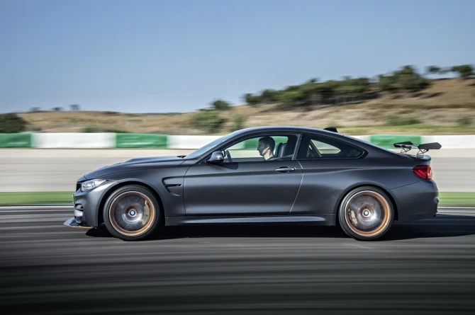 BMW выпустила новый автомобиль версии BMW М4 GTS (галерея)