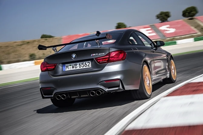 BMW выпустила новый автомобиль версии BMW М4 GTS (галерея)