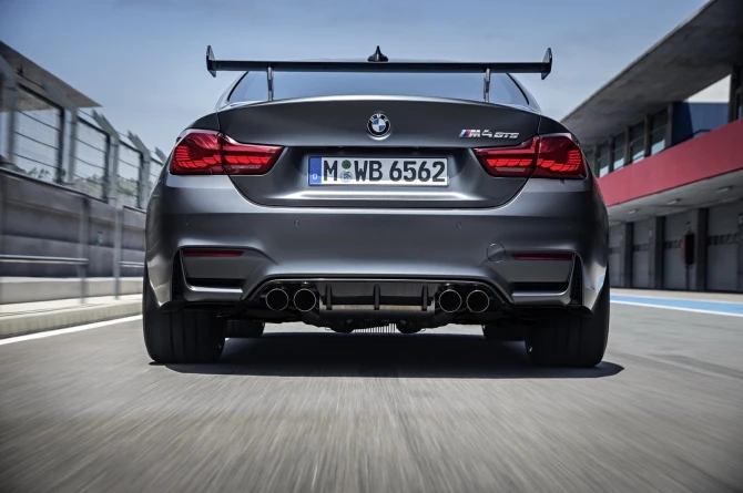 BMW выпустила новый автомобиль версии BMW М4 GTS (галерея)