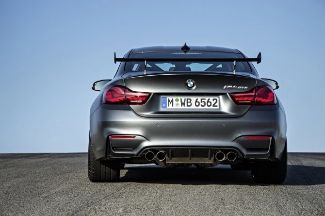 BMW выпустила новый автомобиль версии BMW М4 GTS (галерея)