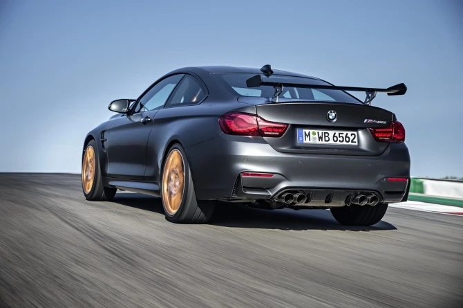 BMW выпустила новый автомобиль версии BMW М4 GTS (галерея)