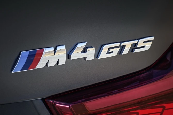 BMW выпустила новый автомобиль версии BMW М4 GTS (галерея)