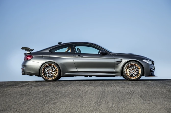BMW выпустила новый автомобиль версии BMW М4 GTS (галерея)